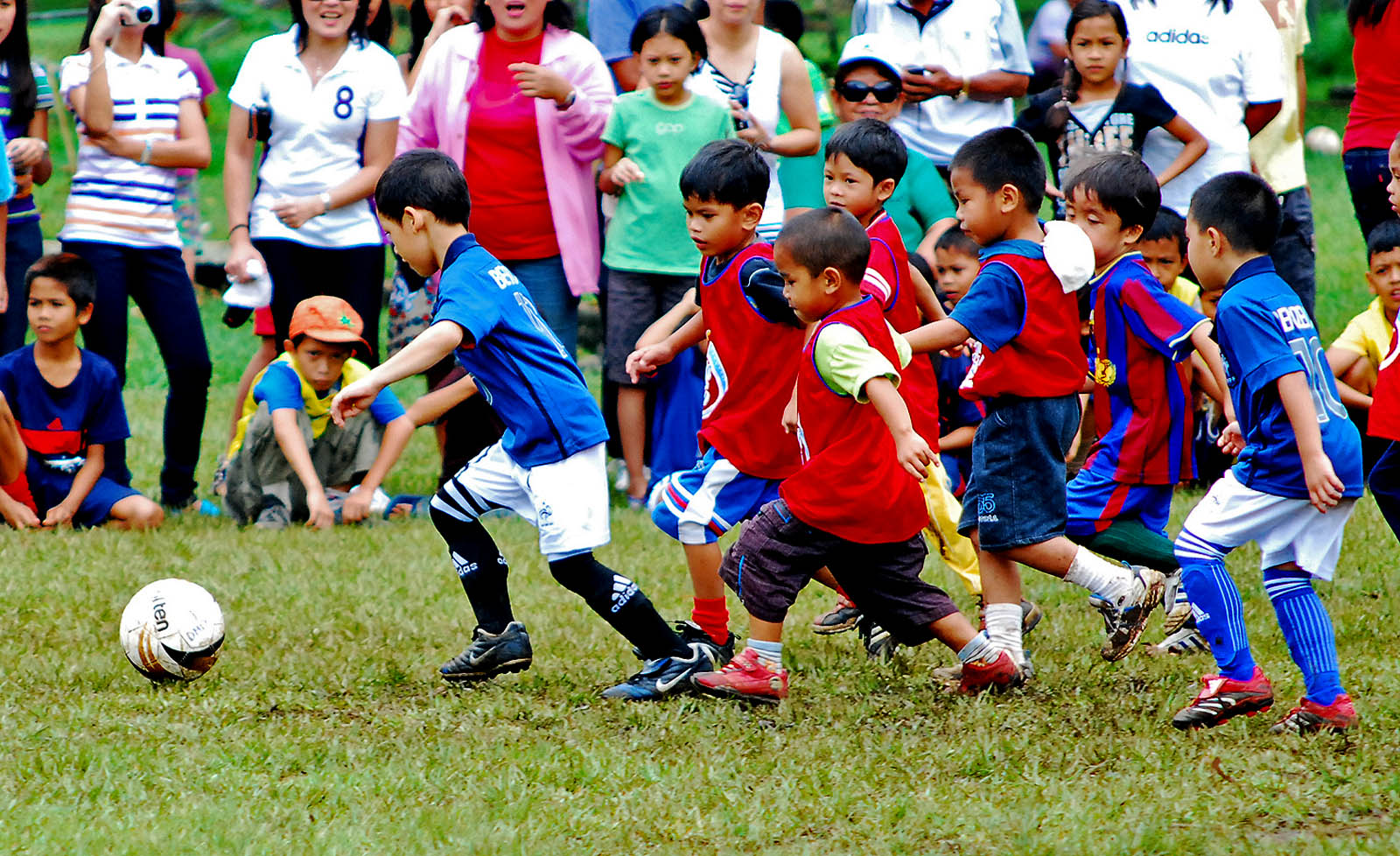 Азия дол. Детский футбол. Футбол дети. Футбольное поле для детей. Дети играют в футбол.